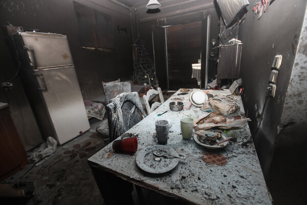Πώς ξεκίνησε η φωτιά στον Κολωνό; «Ο πατέρας ήταν σε κατάσταση μέθης» - Εικόνες από το διαμέρισμα