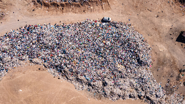 Η έρημος Ατακάμα στη Χιλή έχει «απέραντος κάδος» για τα σκουπίδια όλου του κόσμου