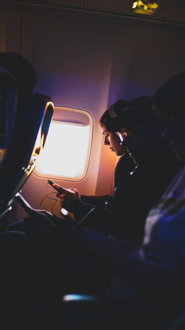Τέλος στη «λειτουργία πτήσης»: Θα μιλάμε στο κινητό τηλέφωνο με 5G στα αεροπλάνα