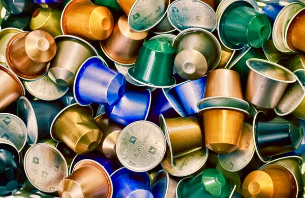 Κομισιόν: Μέτρα για βιώσιμες συσκευασίες- Από τις κάψουλες του καφέ μέχρι τα μπουκάλια μιας χρήσης