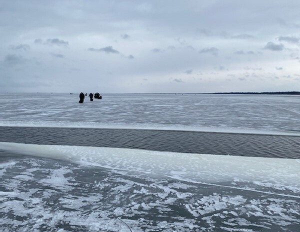 ΗΠΑ: 200 ψαράδες εγκλωβίστηκαν σε κομμάτι πάγου μέσα σε λίμνη- Διασώθηκαν από τις αρχές