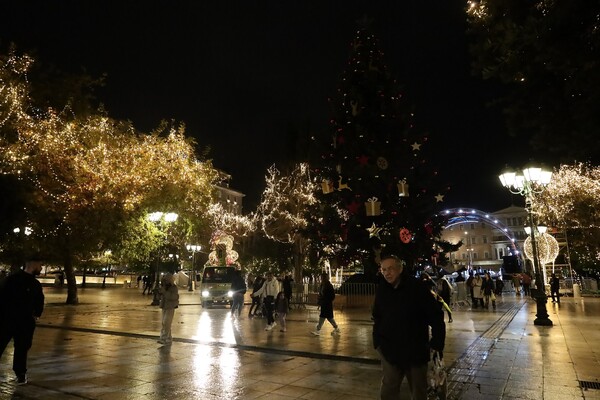 Στολίστηκε χριστουγεννιάτικα η Αθήνα- Σεργουλόπουλος, Μελιτά και Τάμτα ανάβουν αύριο το δέντρο στο Σύνταγμα