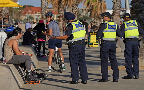 Η Αυστραλία ακύρωσε δεκάδες χιλιάδες πρόστιμα για τον κορωνοϊό ως «ασαφή»