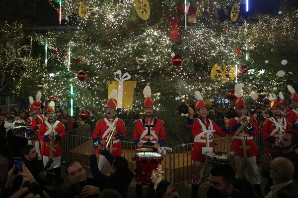 Η Αθήνα «ντύθηκε» στα γιορτινά της- Live η φωταγώγηση του χριστουγεννιάτικου δέντρου στην πλατεία Συντάγματος