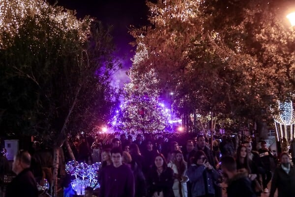 Γιορτινή εικόνα στην πλατεία Συντάγματος: Φωταγωγήθηκε το χριστουγεννιάτικο δέντρο