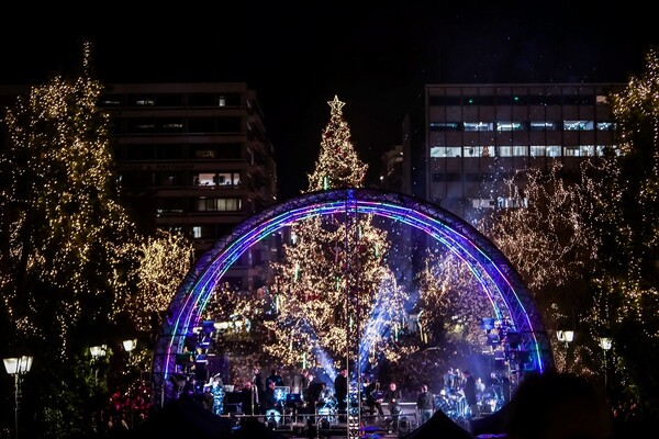 Γιορτινή εικόνα στην πλατεία Συντάγματος: Φωταγωγήθηκε το χριστουγεννιάτικο δέντρο