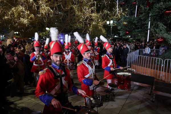 Γιορτινή εικόνα στην πλατεία Συντάγματος: Φωταγωγήθηκε το χριστουγεννιάτικο δέντρο