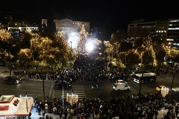 Γιορτινή εικόνα στην πλατεία Συντάγματος: Φωταγωγήθηκε το χριστουγεννιάτικο δέντρο