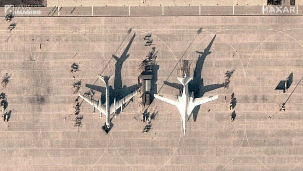 Το Spiegel παρουσίασε δορυφορικές εικόνες με συσσώρευση ρωσικών βομβαρδιστικών σε αεροδρόμιο-Σηκώθηκαν και από Λευκορωσία, συναγερμός σε όλη την Ουκρανία 