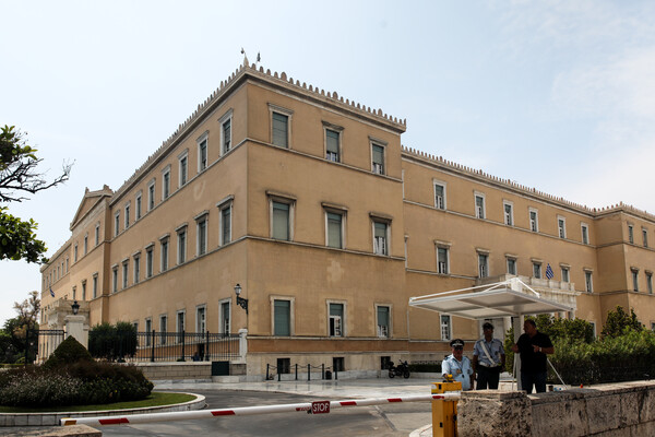 Μαθήτρια με μαχαίρι κακι ναρκωτικά στη Βουλή 