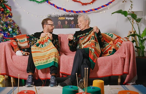 Ίαν ΜακΚέλεν και Μπιoρν Ουλβέους των ABBA πλέκουν και φέτος χριστουγεννιάτικα πουλόβερ