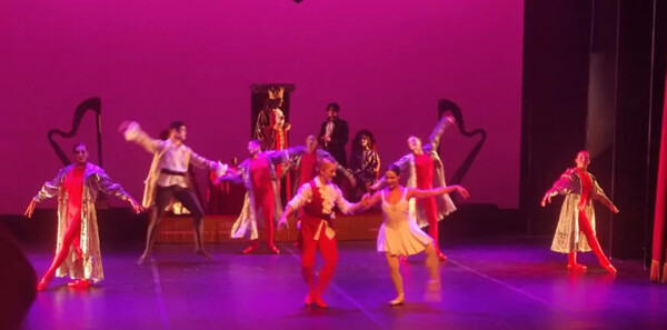 Ομοφοβικές αντιδράσεις για παράσταση στην Πάτρα -Γυναίκα παίζει τον «Μότσαρτ» και φιλά μια χορεύτρια