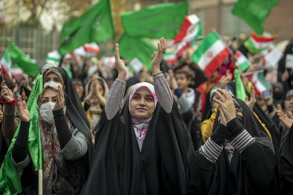 Το Ιράν εξετάζει την άρση υποχρεωτικότητα της μαντίλας - Εν μέσω μαζικών, φονικών διαδηλώσεων 