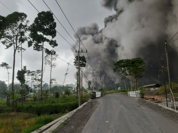 Ινδονησία: Μαζική εκκένωση περιοχών και προειδοποίηση για τσουνάμι μετά την έκρηξη του ηφαιστείου Σεμέρου 