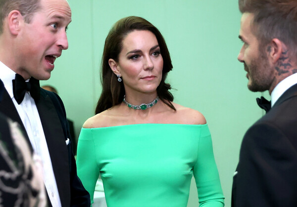 Με νοικιασμένο φόρεμα των 85€ σε εκδήλωση η Κέιτ Μίντλετον -Το συνδύασε με σμαραγδένιο τσόκερ της πριγκίπισσας Νταϊάνα