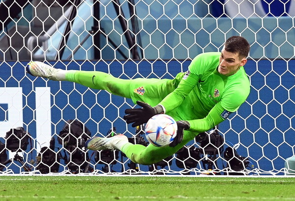 Μουντιάλ 2022: «Ήρωας» Λιβάκοβιτς, έπιασε τρία πέναλτι και έστειλε την Κροατία στα προημιτελικά