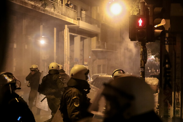 Ένταση στα Εξάρχεια: Επεισόδια με μολότοφ, κρότου λάμψης και χημικά