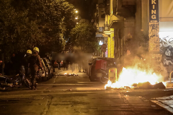 Ένταση στα Εξάρχεια: Επεισόδια με μολότοφ, κρότου λάμψης και χημικά