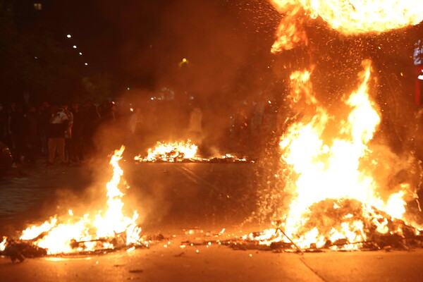 Πυροβολισμός 16χρονου: Νέα επεισόδια στη Θεσσαλονίκη- Φωτιές σε κάδους και μολότοφ