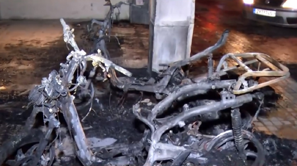 Εμπρηστική επίθεση στην Κυψέλη: Κάηκαν μοτοσικλέτες, κινδύνευσε πολυκατοικία