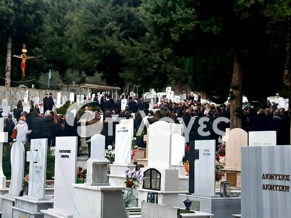 Σέρρες: Οργή και θλίψη στην κηδεία του 11χρονου- Με λευκά τριαντάφυλλα οι συμμαθητές του