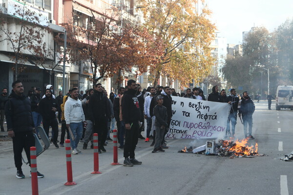 Θεσσαλονίκη: Επεισόδια έξω από τα δικαστήρια - Πέτρες και χημικά