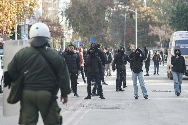 Θεσσαλονίκη: Επεισόδια έξω από τα δικαστήρια - Πέτρες και χημικά
