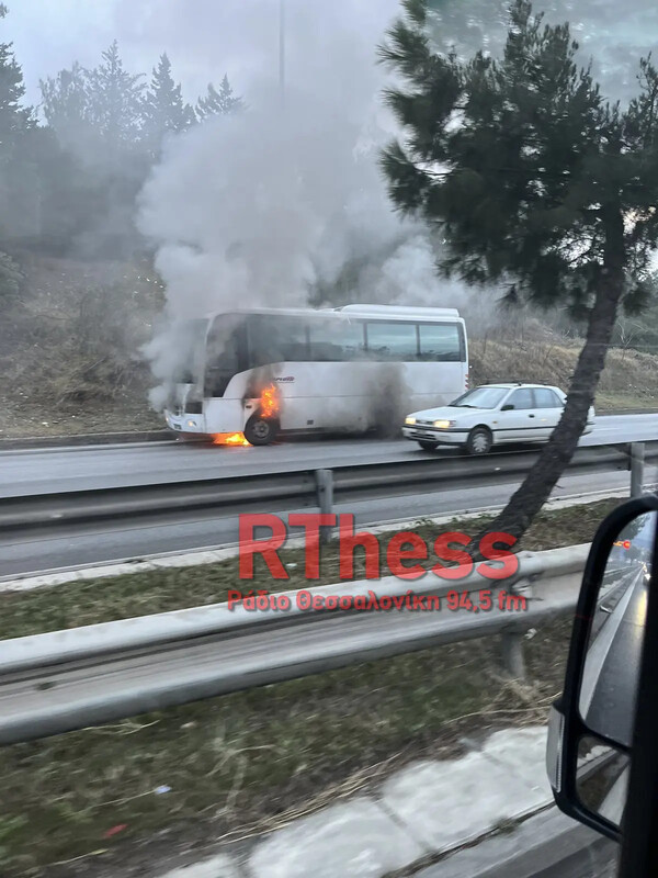 Φωτιά σε σχολικό λεωφορείο στη Θεσσαλονίκη