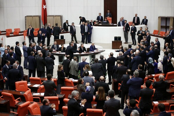 Πιάστηκαν στα χέρια στην τουρκική Βουλή και άνοιξαν το κεφάλι βουλευτή-Σοβαρά επεισόδια