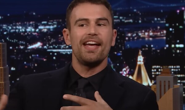 Theo James: Σοκαρίστηκε από το τεράστιο προσθετικό πέους που θα χρησιμοποιούσε στο «The White Lotus»