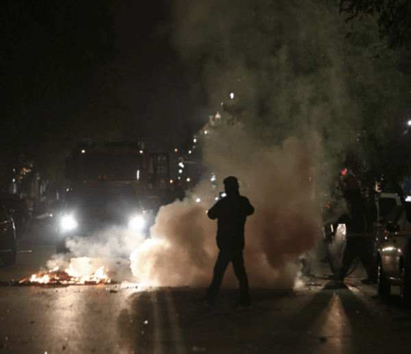 Νύχτα επεισοδίων: Πυρπόλησαν κατάστημα ελαστικών στον Ασπρόπυργο- Σκάγια σε πυροσβεστικό 