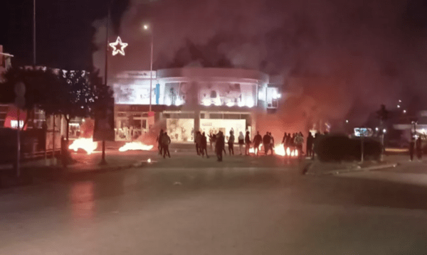 Νύχτα επεισοδίων: Πυρπόλησαν κατάστημα ελαστικών στον Ασπρόπυργο- Σκάγια σε πυροσβεστικό 