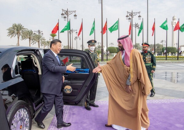 Στη Σαουδική Αραβία ο Σι Τζινπίνγκ- Ριάντ και Πεκίνο υπέγραψαν συμφωνίες δισεκατομμυρίων