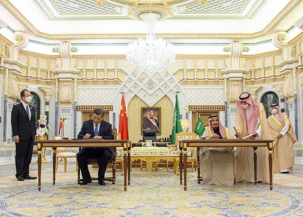 Στη Σαουδική Αραβία ο Σι Τζινπίνγκ- Ριάντ και Πεκίνο υπέγραψαν συμφωνίες δισεκατομμυρίων