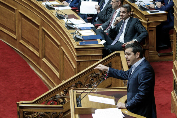 «Μάχη» στη Βουλή για τις παρακολουθήσεις– Μητσοτάκης και Τσίπρας διασταυρώνουν τα «ξίφη» τους