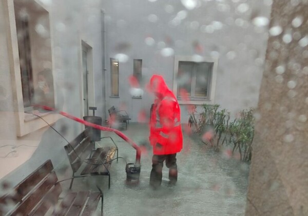 Προβλήματα στην Κάρπαθο από την καταρρακτώδη βροχή - Πλημμύρησε το νοσοκομείο