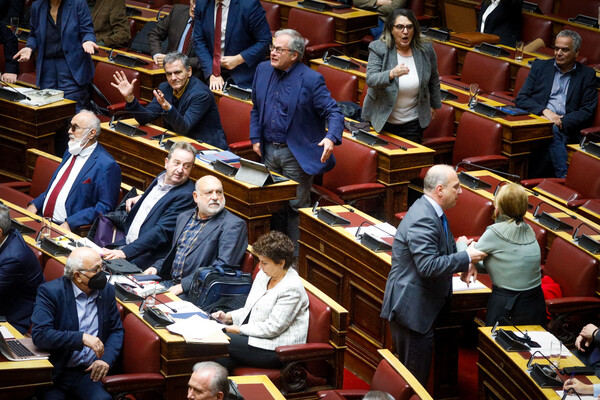 Οξύνθηκε το κλίμα στη Βουλή: Η στιγμή που η Φωτεινή Πιπιλή κινήθηκε προς τα έδρανα του ΣΥΡΙΖΑ για να ζητήσει εξηγήσεις