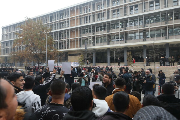 Πυροβολισμός 16χρονου: Στον ανακριτή ο αστυνομικός υπό άκρα μυστικότητα - «Θέλουμε δικαιοσύνη», φωνάζουν συγκεντρωμένοι