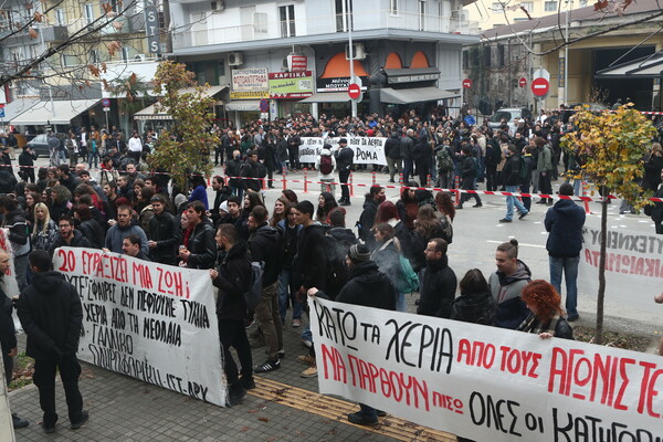 Πυροβολισμός 16χρονου: Στον ανακριτή ο αστυνομικός υπό άκρα μυστικότητα - «Θέλουμε δικαιοσύνη», φωνάζουν συγκεντρωμένοι