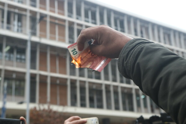 Πυροβολισμός 16χρονου: Στον ανακριτή ο αστυνομικός υπό άκρα μυστικότητα - «Θέλουμε δικαιοσύνη», φωνάζουν συγκεντρωμένοι
