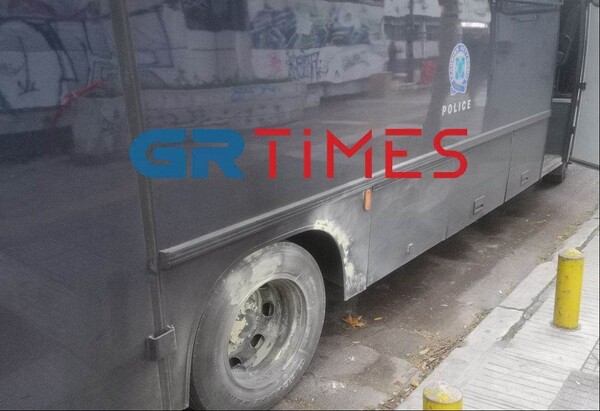 Θεσσαλονίκη: Επίθεση με μολότοφ σε διμοιρία των ΜΑΤ στο ΑΠΘ