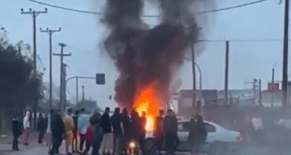 Θεσσαλονίκη: Οδοφράγματα και φωτιές στην είσοδο του οικισμού που μένει ο 16χρονος 