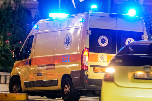 Θεσσαλονίκη: Αυτοκίνητο έπεσε σε στάση λεωφορείου τα ξημερώματα - Δύο τραυματίες 