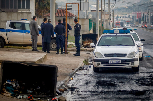 Επεισοδιακή νύχτα στο Α.Τ. Σπάτων με 5+1 συλλήψεις Ρομά 