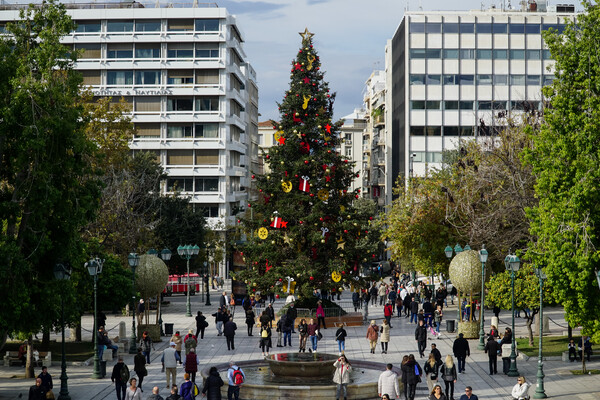 Ανοιχτά σήμερα τα καταστήματα - Σε χριστουγεννιάτικους ρυθμούς η αγορά: Οι προσφορές και το «εορταστικό καλάθι»