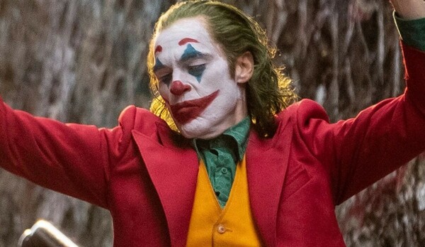 «Joker: Folie à Deux»: Πρώτη ματιά στα γυρίσματα - Ο Φίνιξ γυμνόστηθος, να τον ξυρίζουν