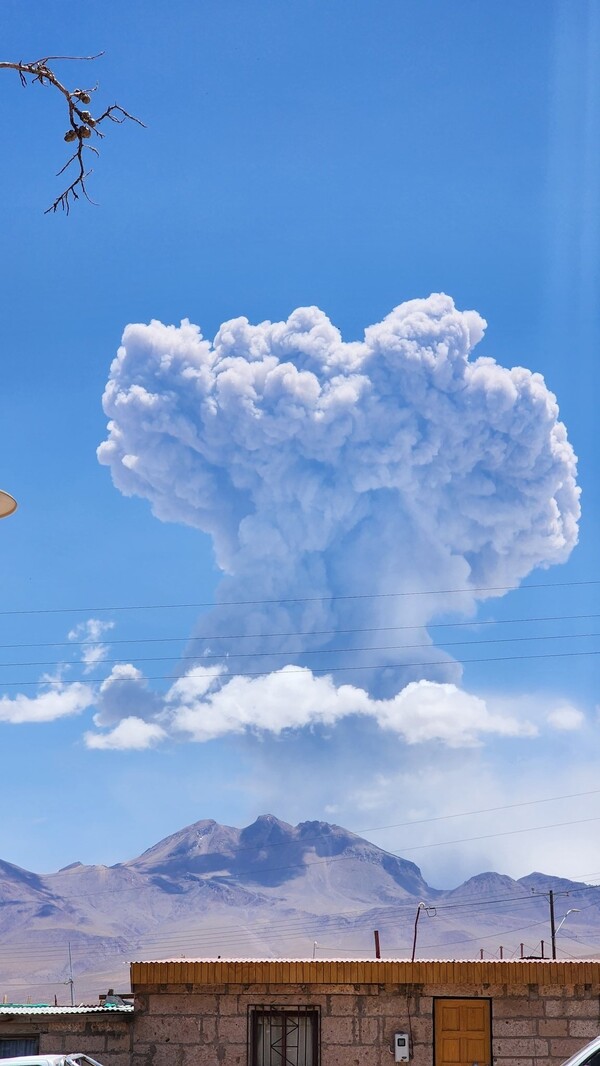 Χιλή: «Ξύπνησε» το ηφαίστειο Λασκάρ, εικόνες που προκαλούν δέος- Σε επιφυλακή οι Αρχές