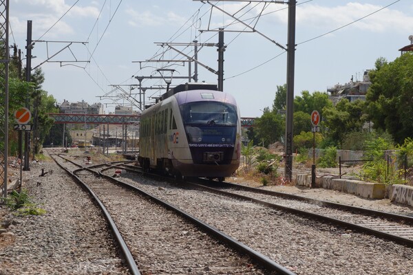 Αναστάτωση στον Προαστιακό: Συνελήφθη άνδρας με όπλο ρέπλικα