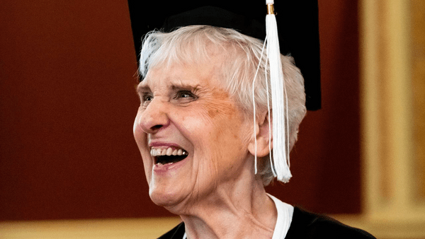 Γράφτηκε στο πανεπιστήμιο πριν 71 χρόνια και παίρνει πτυχίο στα 90 της: «Μην τα παρατάτε»