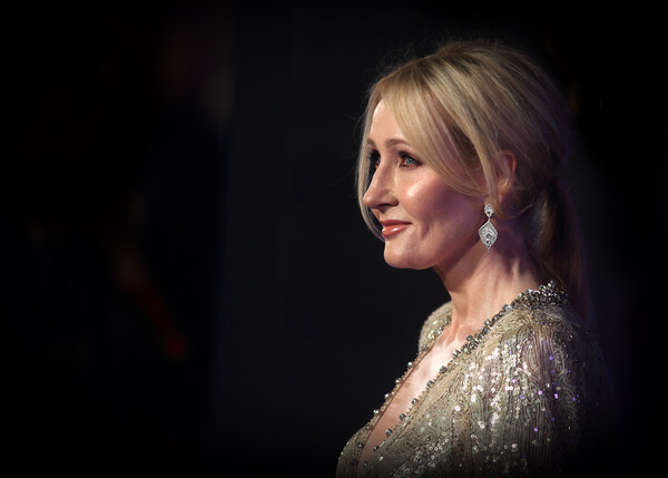 Η JK Rowling εγκαινίασε κέντρο στήριξης θυμάτων βιασμού που εξαιρεί τις τρανς γυναίκες 
